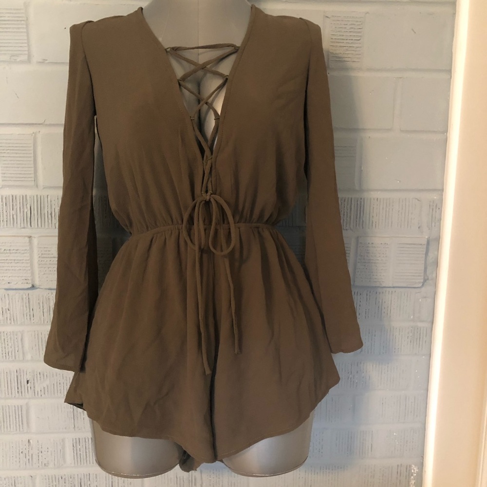 Cute lace up khaki romper by Reverse, size M